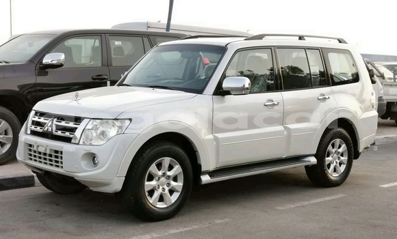 Buy Used Mitsubishi Pajero White Car in Luanda in Luanda Province