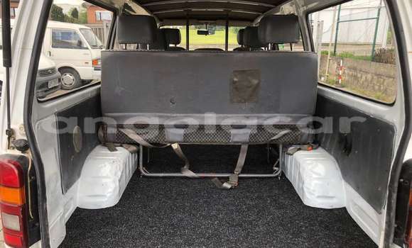 Comprar Usado Toyota Commuter Branco Carro em N'zeto em Zaire Comprar Usado Toyota Commuter Branco Carro em N'zeto em Zaire