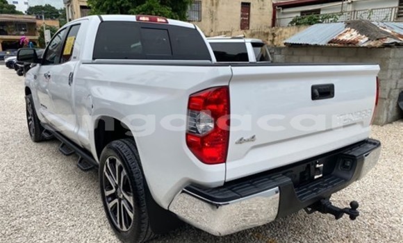 Acheter Occasion Voiture Toyota Tundra Blanc à Soyo, Zaïre Acheter Occasion Voiture Toyota Tundra Blanc à Soyo, Zaïre