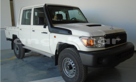 Buy Used Toyota Land Cruiser White Car in Luanda in Luanda Province