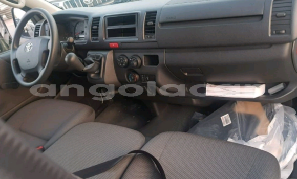 Buy Used Toyota Hiace White Car in Luanda in Luanda Province Buy Used Toyota Hiace White Car in Luanda in Luanda Province