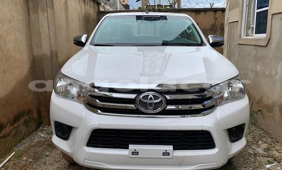 Comprar Usado Toyota Hilux Branco Carro em Luanda em Luanda Province
