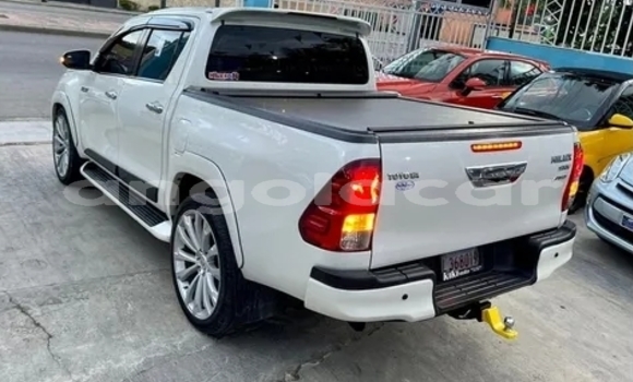 Buy Used Toyota Hilux White Car in Luanda in Luanda Province