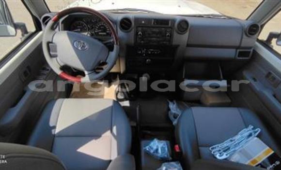 Buy Used Toyota Land Cruiser White Car in Luanda in Luanda Province Buy Used Toyota Land Cruiser White Car in Luanda in Luanda Province