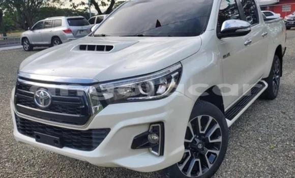 Buy Used Toyota Hilux White Car in Luanda in Luanda Province