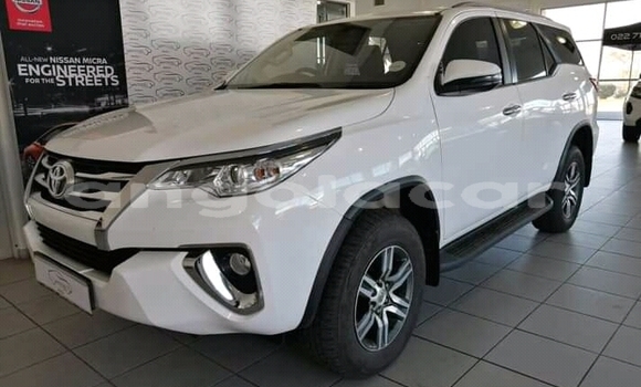 Comprar Novo Toyota Fortuner Branco Carro em Luanda em Luanda Province