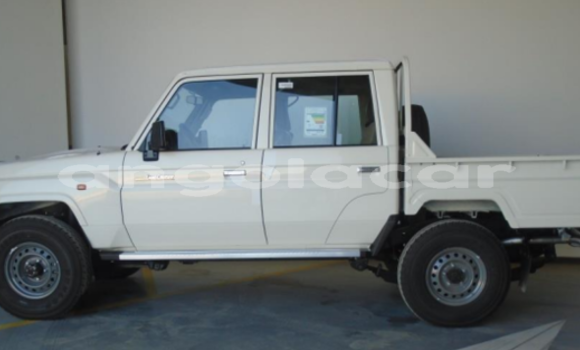 Buy Used Toyota Land Cruiser White Car in Luanda in Luanda Province Buy Used Toyota Land Cruiser White Car in Luanda in Luanda Province