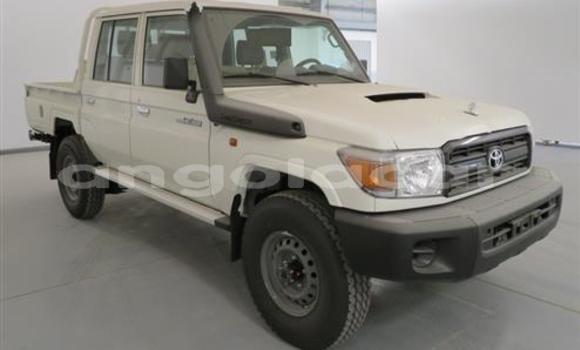 Buy Used Toyota Land Cruiser White Car in Luanda in Luanda Province Buy Used Toyota Land Cruiser White Car in Luanda in Luanda Province
