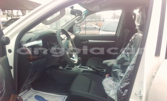 Comprar Usado Toyota Hilux Branco Carro em Luanda em Luanda Province