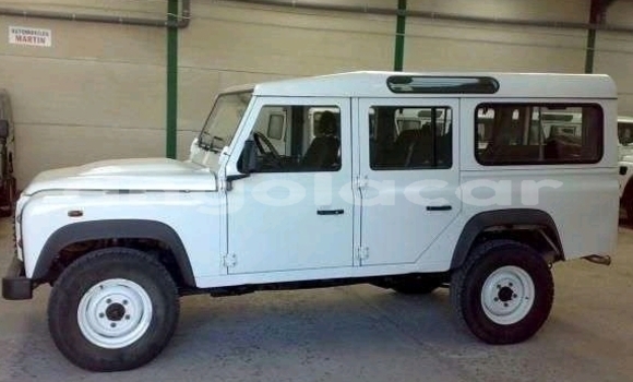 Buy Used Land Rover Defender White Car in Luanda in Luanda Province Buy Used Land Rover Defender White Car in Luanda in Luanda Province