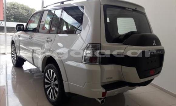 Comprar Usado Mitsubishi Pajero Branco Carro em Luena em Moxico Comprar Usado Mitsubishi Pajero Branco Carro em Luena em Moxico