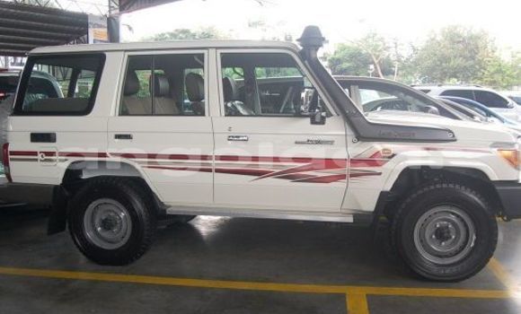 Acheter Occasion Voiture Toyota Land Cruiser Blanc à Luena, Moxico Acheter Occasion Voiture Toyota Land Cruiser Blanc à Luena, Moxico