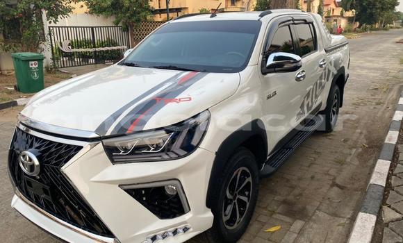 Comprar Usado Toyota Hiluxe Revo Branco Carro em Benguela em Benguela