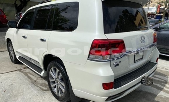 Buy Used Toyota Land Cruiser White Car in Luanda in Luanda Province Buy Used Toyota Land Cruiser White Car in Luanda in Luanda Province