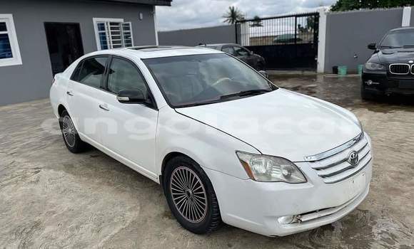 Acheter Occasion Voiture Toyota Avalon Blanc à Luanda, Province de Luanda