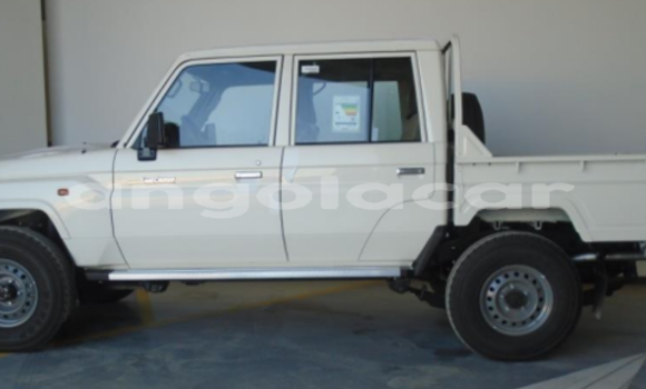 Buy Used Toyota Land Cruiser White Car in Luanda in Luanda Province Buy Used Toyota Land Cruiser White Car in Luanda in Luanda Province