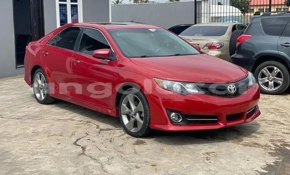 Comprar Usado Toyota Camry Vermelho Carro em Luanda em Luanda Province