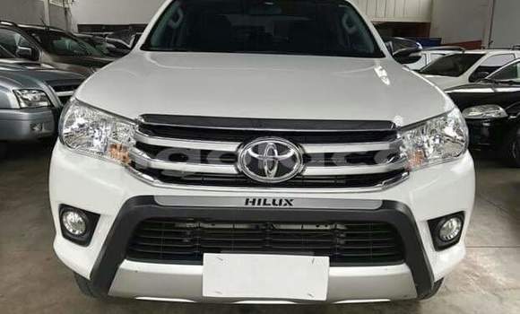 Comprar Usado Toyota Hilux Branco Carro em Luena em Moxico Comprar Usado Toyota Hilux Branco Carro em Luena em Moxico
