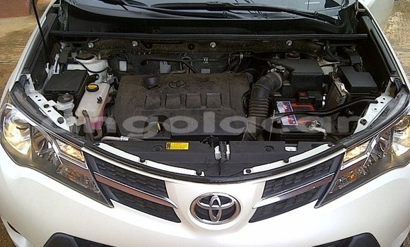 Comprar Usado Toyota RAV4 Branco Carro em N'zeto em Zaire Comprar Usado Toyota RAV4 Branco Carro em N'zeto em Zaire