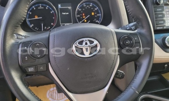 Comprar Usado Toyota RAV4 Vermelho Carro em Luanda em Luanda Province Comprar Usado Toyota RAV4 Vermelho Carro em Luanda em Luanda Province