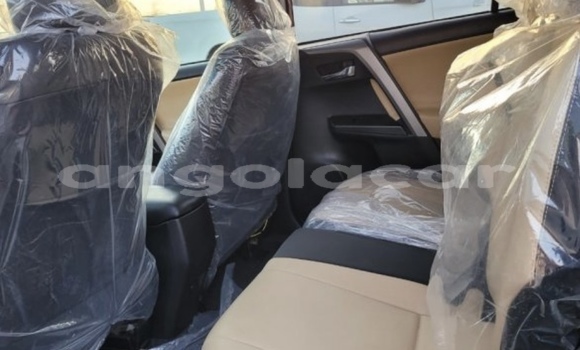 Comprar Usado Toyota RAV4 Vermelho Carro em Luanda em Luanda Province Comprar Usado Toyota RAV4 Vermelho Carro em Luanda em Luanda Province