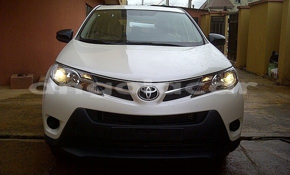 Comprar Usado Toyota RAV4 Branco Carro em N'zeto em Zaire Comprar Usado Toyota RAV4 Branco Carro em N'zeto em Zaire