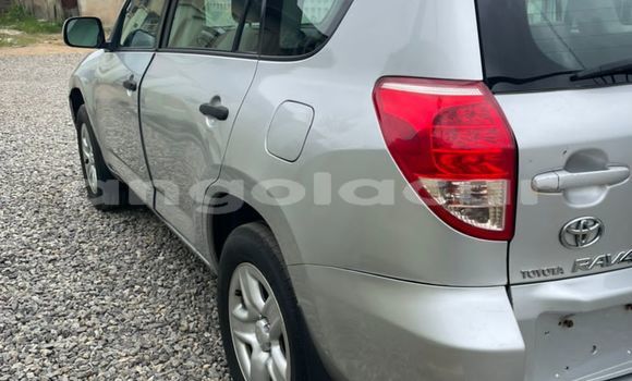 Comprar Usado Toyota RAV4 Prata Carro em N'zeto em Zaire Comprar Usado Toyota RAV4 Prata Carro em N'zeto em Zaire