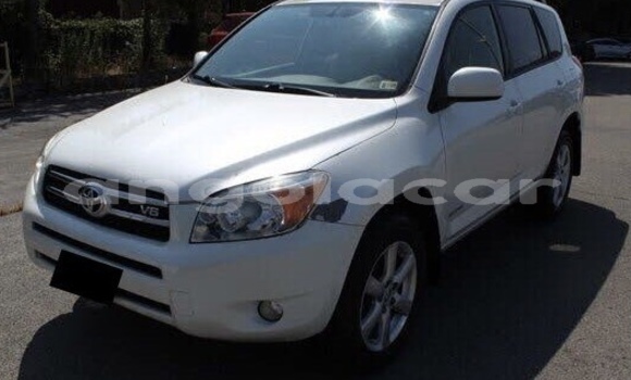 Acheter Occasion Voiture Toyota RAV4 Blanc à Luanda, Province de Luanda Acheter Occasion Voiture Toyota RAV4 Blanc à Luanda, Province de Luanda