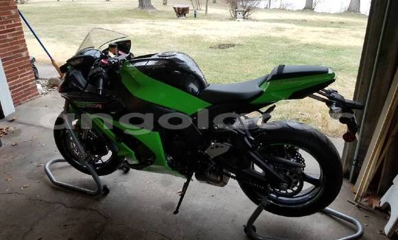 Comprar Usado Kawasaki Ninja ZX-10R Prata Moto em Luanda em Luanda Province Comprar Usado Kawasaki Ninja ZX-10R Prata Moto em Luanda em Luanda Province