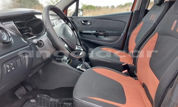 Buy Used Renault Captur Red Car in Luanda in Luanda Province Buy Used Renault Captur Red Car in Luanda in Luanda Province