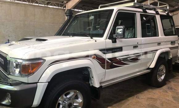 Buy Used Toyota Land Cruiser White Car in Huambo in Huambo