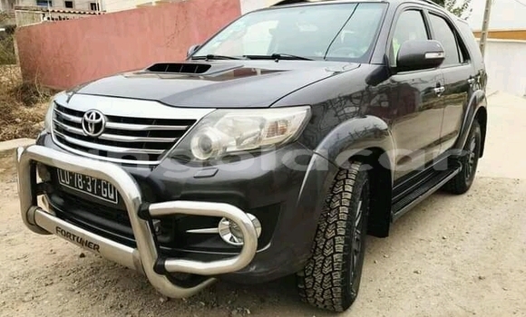 Comprar Usado Toyota Fortuner Preto Carro em Huambo em Huambo