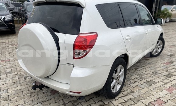 Acheter Occasion Voiture Toyota RAV4 Blanc à Luanda, Province de Luanda Acheter Occasion Voiture Toyota RAV4 Blanc à Luanda, Province de Luanda