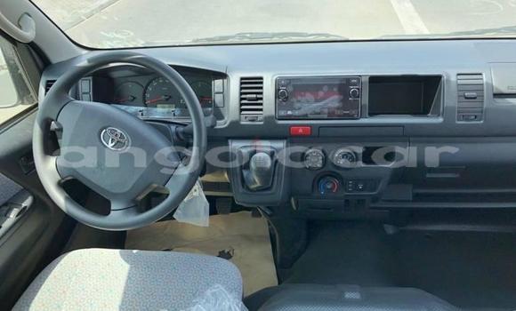 Buy Import Toyota Hiace White Car in Luanda in Luanda Province Buy Import Toyota Hiace White Car in Luanda in Luanda Province