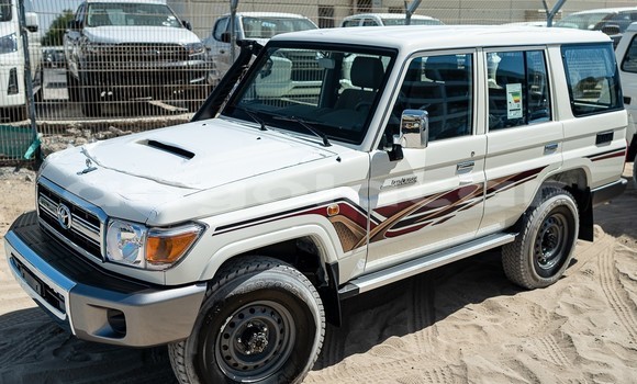 Buy Used Toyota Pickup White Car in Luena in Moxico