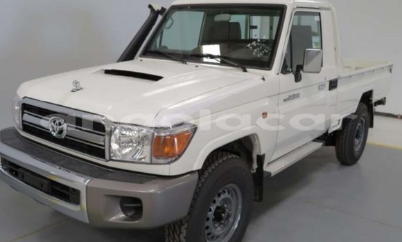 Comprar Usado Toyota Land Cruiser Prata Carro em Luanda em Luanda Province