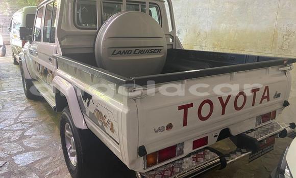 Buy Used Toyota Land Cruiser White Car in Luanda in Luanda Province Buy Used Toyota Land Cruiser White Car in Luanda in Luanda Province