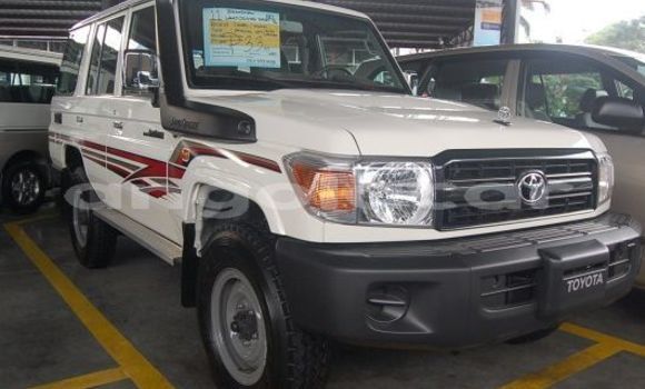 Comprar Usado Toyota Land Cruiser Branco Carro em Luanda em Luanda Province