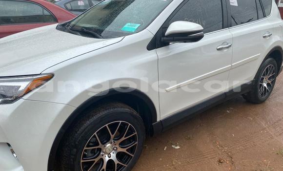 Comprar Usado Toyota RAV4 Branco Carro em Luanda em Luanda Province