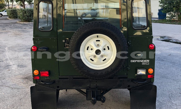Buy Used Land Rover Defender Green Car in Luanda in Luanda Province Buy Used Land Rover Defender Green Car in Luanda in Luanda Province