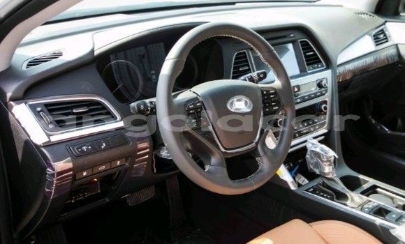 Buy Used Hyundai Sonata White Car in Luanda in Luanda Province Buy Used Hyundai Sonata White Car in Luanda in Luanda Province
