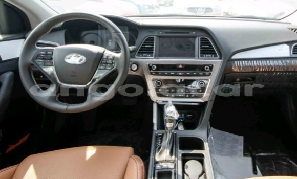 Buy Used Hyundai Sonata White Car in Luanda in Luanda Province Buy Used Hyundai Sonata White Car in Luanda in Luanda Province