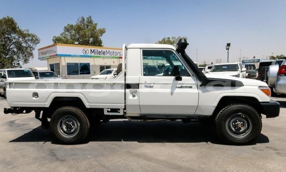 Acheter Neuf Voiture Toyota Land Cruiser Blanc à Import - Dubai, Province de Bengo Acheter Neuf Voiture Toyota Land Cruiser Blanc à Import - Dubai, Province de Bengo