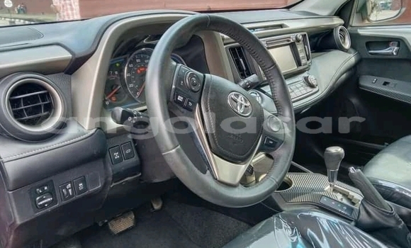 Comprar Usado Toyota RAV4 Vermelho Carro em Luena em Moxico Comprar Usado Toyota RAV4 Vermelho Carro em Luena em Moxico