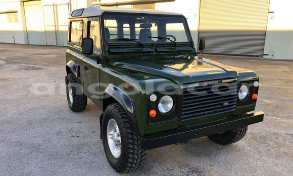 Comprar Usado Land Rover Defender Verde Carro em Luanda em Luanda Province