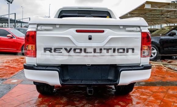 Buy Used Toyota Hiluxe Revo White Car in Luanda in Luanda Province Buy Used Toyota Hiluxe Revo White Car in Luanda in Luanda Province