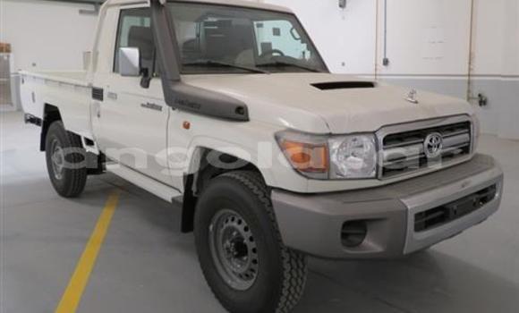 Buy Used Toyota Land Cruiser White Car in Luanda in Luanda Province Buy Used Toyota Land Cruiser White Car in Luanda in Luanda Province
