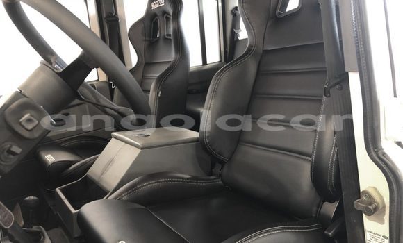 Buy Used Land Rover Defender White Car in Luanda in Luanda Province Buy Used Land Rover Defender White Car in Luanda in Luanda Province