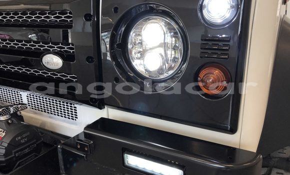 Buy Used Land Rover Defender White Car in Luanda in Luanda Province Buy Used Land Rover Defender White Car in Luanda in Luanda Province