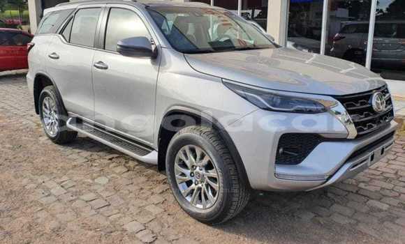 Comprar Usado Toyota Fortuner Prata Carro em Luena em Moxico